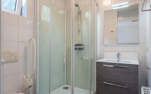 Restyled House with 5 Bathrooms near Vrachelse Heide