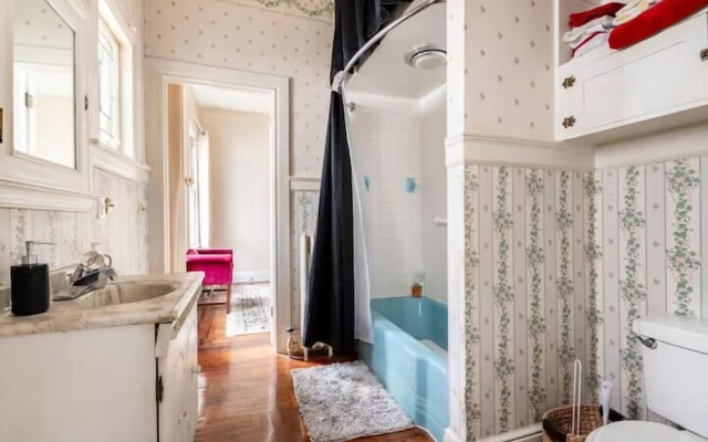 Cozy Cape Cod Bungalow