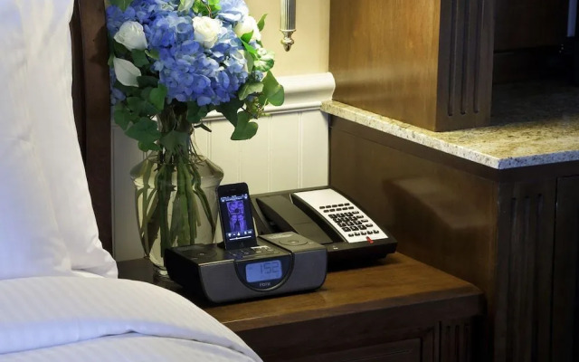Madison Beach Hotel, Curio Collection by Hilton