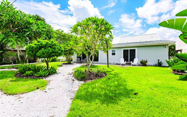 Tropical Siesta 2 Bedroom Home by RedAwning