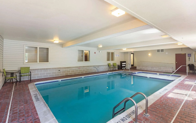 Sleep Inn & Suites Bay View Acme - Travers City
