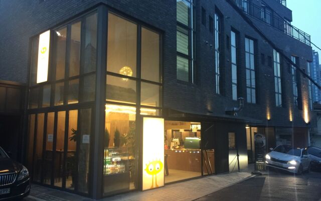 Myeongdong Artmonstay Guesthouse