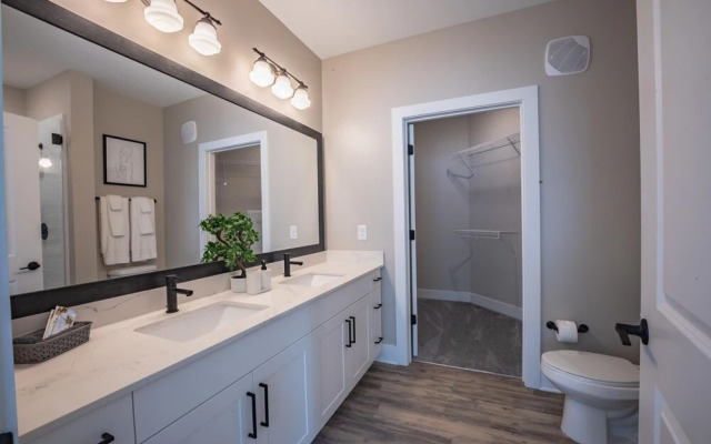 Luxurious 2 BR 2BR Downtown Apartment