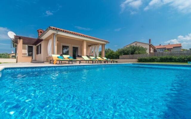 Modern villa at 2km from the sea, with private pool