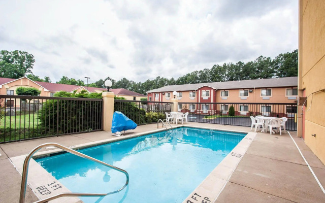 Econo Lodge Inn & Suites Memphis East