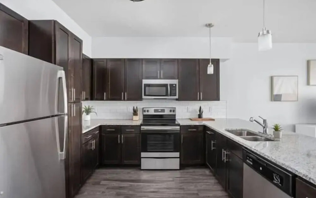 CozySuites Stunning 4BR near WholeFoods