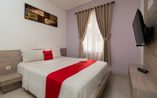 RedDoorz Syariah near Prasetya Mulya Cilandak Campus