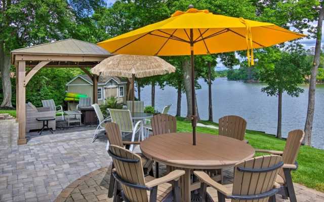 'paradise Lakehouse' in Hickory w/ Dock & Views!