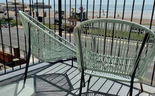 Seaview flat with balcony, spacious 2 bedroom