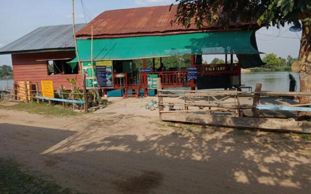 Mr. Phaos Riverview Guesthouse & Restaurant