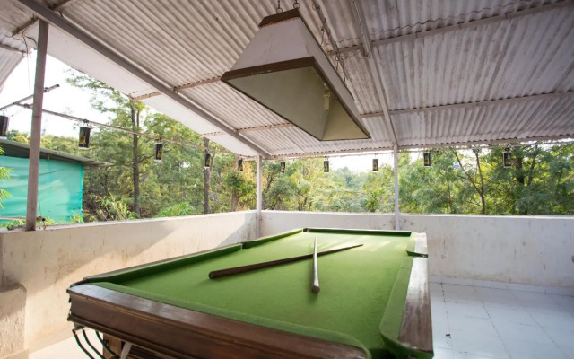 OYO 10483 Hotel The Signature Crest