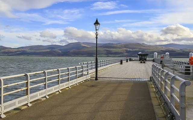 Tri Raglan Mawr