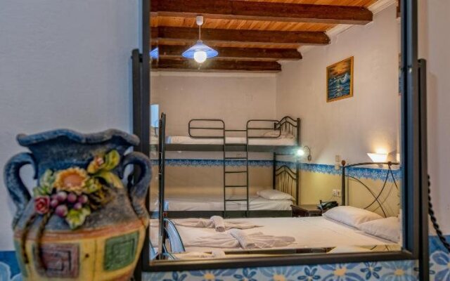 Tsiolis Studios & Apartments