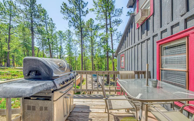 Walk to Downtown Ruidoso: Cozy Wooded Retreat