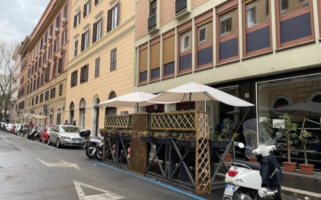 Elegant Apt-typical Roman Palazzina Pz Alessandria