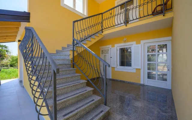 Attractive Apartment With Garden