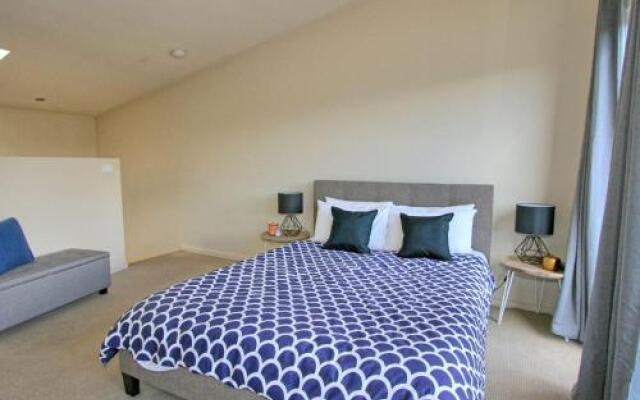 Khione 5/23-25 Kirwan Close