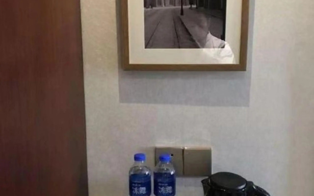 Shanghai Heyi Hotel (Shanghai Hongqiao Qilin Road Subway Station)