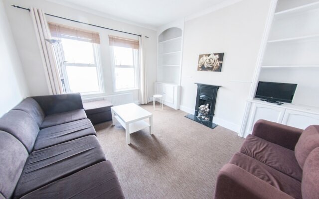 Bright, Spacious 1BR Flat for 2 in Walham