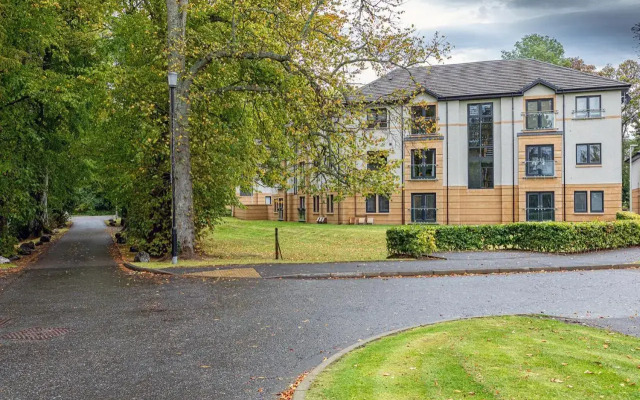 Hedgefield House - Serene Top Floor Flat