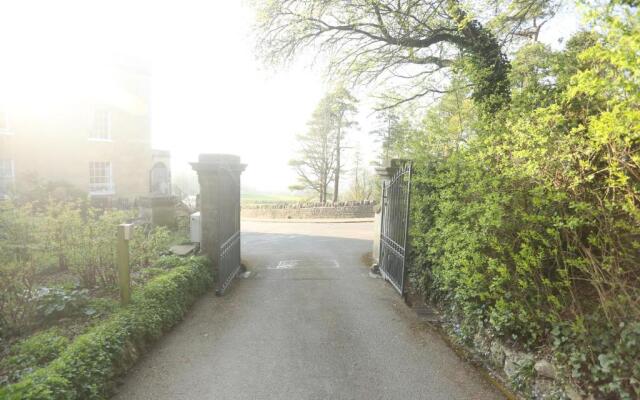 Entire Victorian Lodge in a privately gated estate with secure parking for two cars and a newly refurbished bathroom