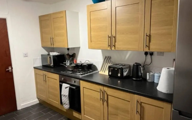 Immaculate 4-bed House Near Anfield and Goodison