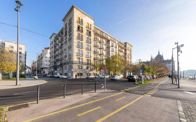 Riverbank Apartment At Parliament