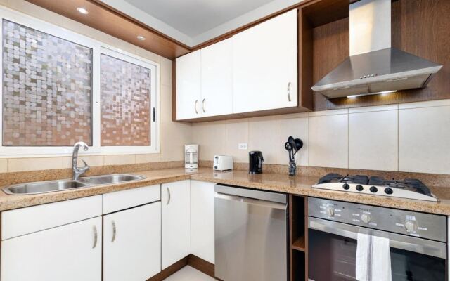 2br2 5BA Townhouse w Pool 3min Walk 2 Eaglebeach