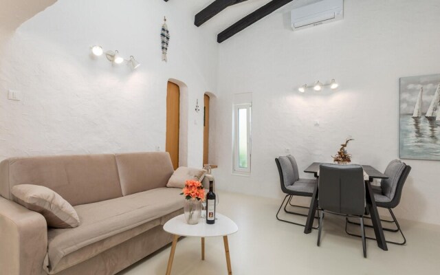 Awesome Home in Lopar with Hot Tub, WiFi & 2 Bedrooms