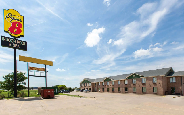 Super 8 by Wyndham Salina I-70