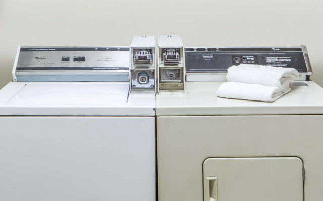 Super 8 by Wyndham Cleveland TX