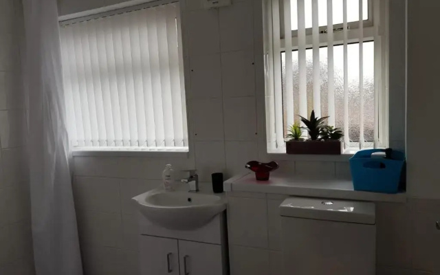 Penllech House - Huku Kwetu Notts - 3 Bedroom Spacious Lovely and Cosy with a Free Parking- Affordable and Suitable to Group Business Travellers