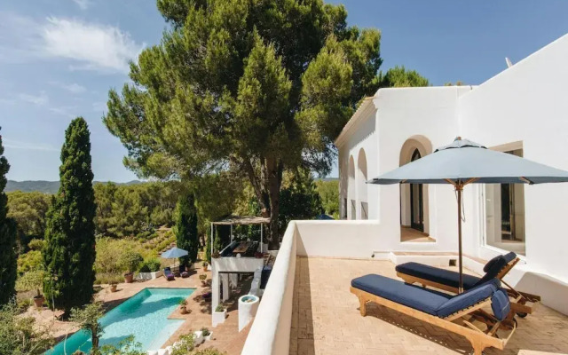 Country-view Villa With Pool