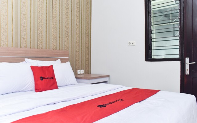 RedDoorz Plus near Malang Town Square