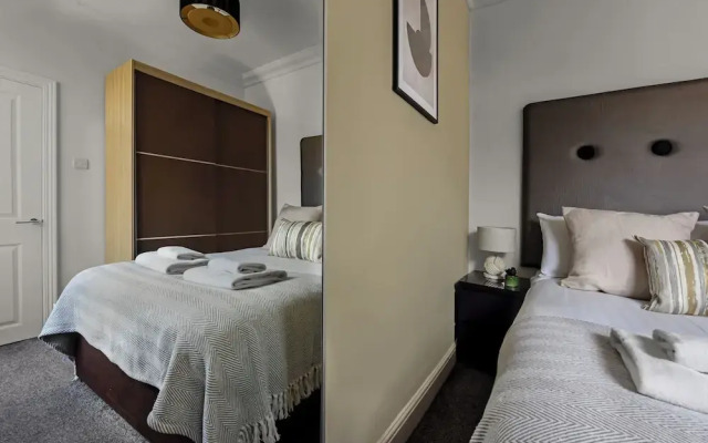 Spacious 2 Bed Flat Near High Street Kensington