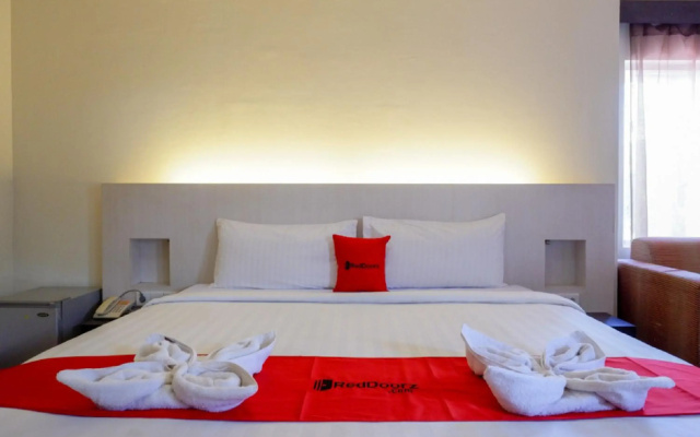 RedDoorz Plus near Hotel Benua Kendari