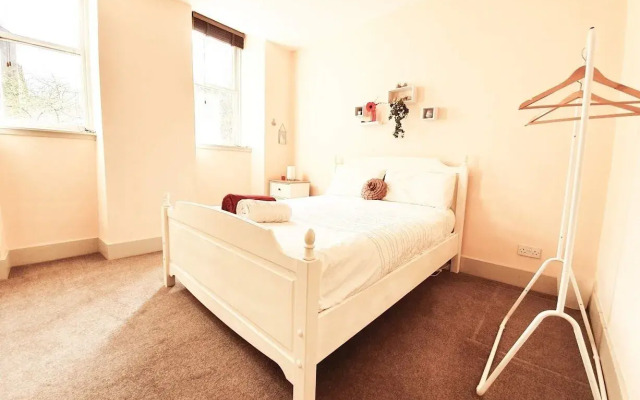 Vibrant Spacious Apartment In West End