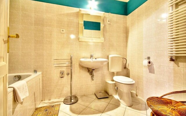 Vibrant 3 Bedroom Apartment In The Pulsing Heart Of Budapest
