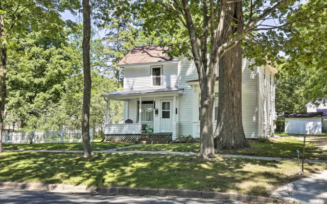 Family-friendly Menomonie Retreat: Walk to Town!