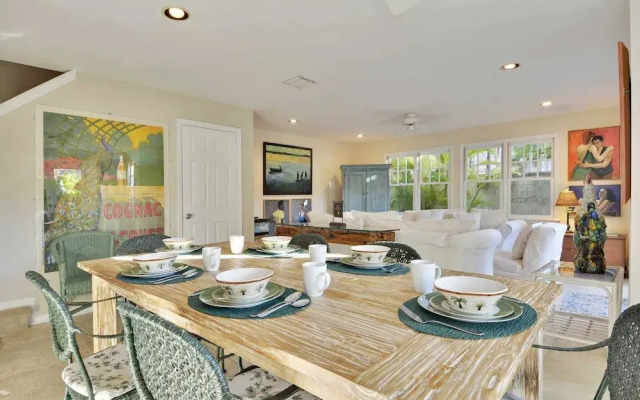 Artist Garden by Avantstay Great Location w/ Balcony, Outdoor Dining, Shared Pool & Bbq! Week Long Stays