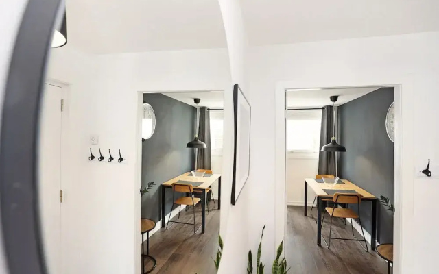 JOIVY Contemporary Royal Mile Apartment W/Balcony