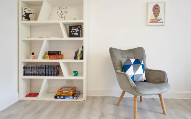 Stylish, spacious flat with private parking