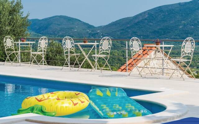 Stunning Home in Lovorno With Wifi and 5 Bedrooms