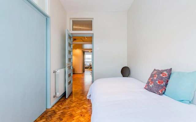 UNIQUE Modernist Duplex apartment & PARKING