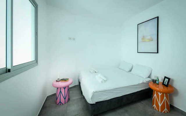 High-rise 3 bedroom Apartment with Balcony