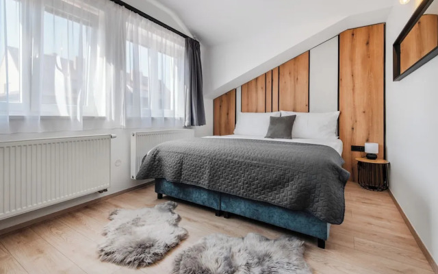 No. 28 Rooms & Apartments