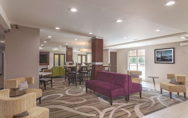 La Quinta Inn & Suites by Wyndham Knoxville North I-75