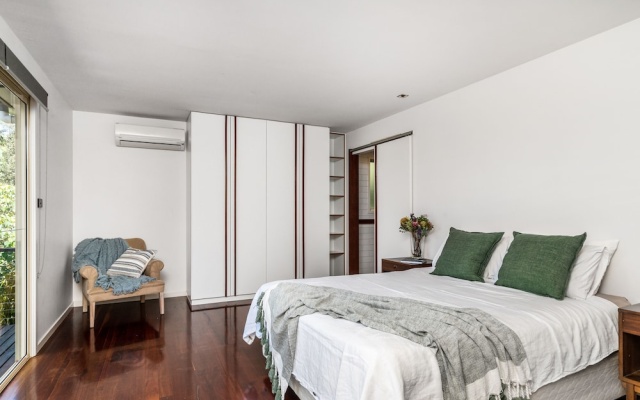 Your Luxury Escape - Cedar View – Guest Rooms – Byron Bay