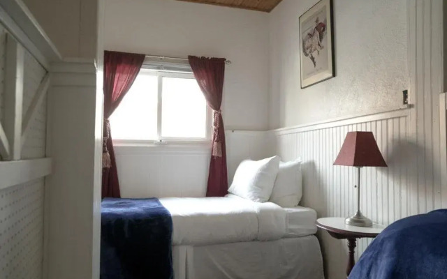 Blue Mountain Lodge Bed & Breakfast
