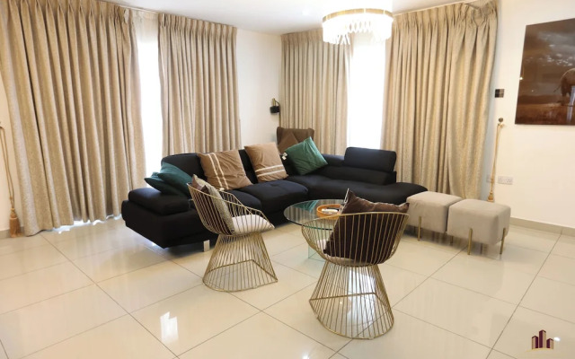 Gallery Luxury Suites by Cozy